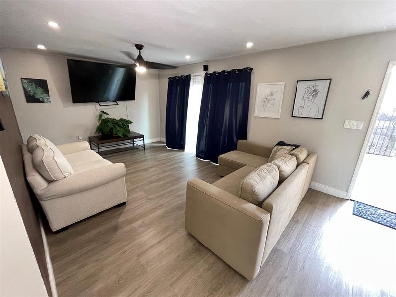 Image 9 of 31 For 4000 Del Rio Way