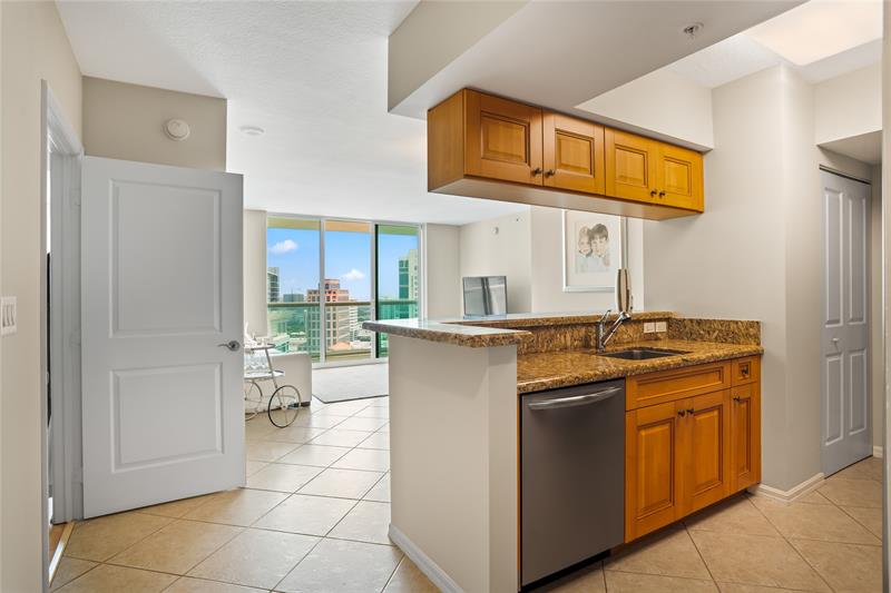 Image 14 of 69 For 347 New River Dr  2808