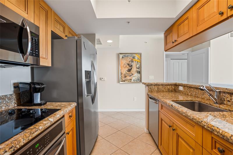 Image 21 of 69 For 347 New River Dr  2808