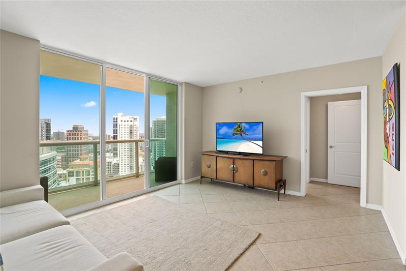 Image 4 of 69 For 347 New River Dr  2808