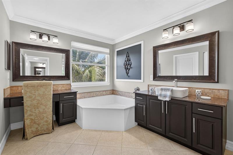 Image 42 of 96 For 5016 Nautica Lake Cir