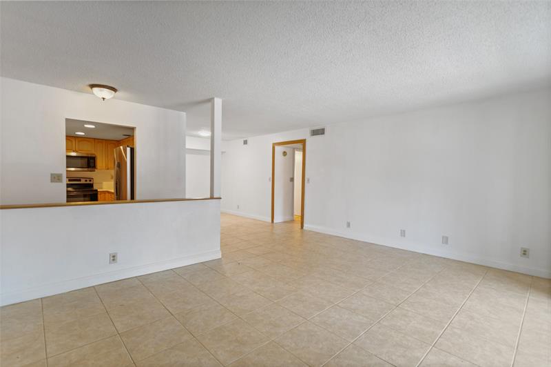 Image 13 of 48 For 424 Laurel Dr  1807