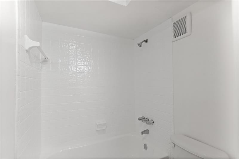 Image 34 of 48 For 424 Laurel Dr  1807