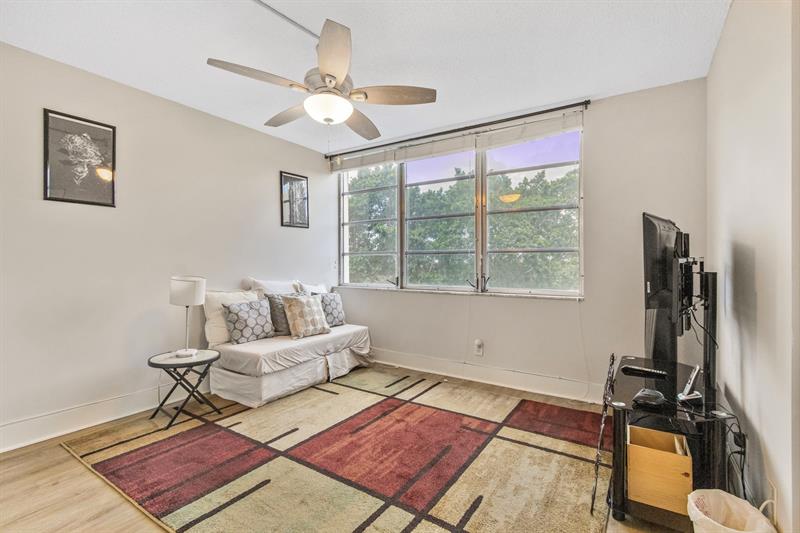 Image 20 of 60 For 6911 Environ Blvd  5j