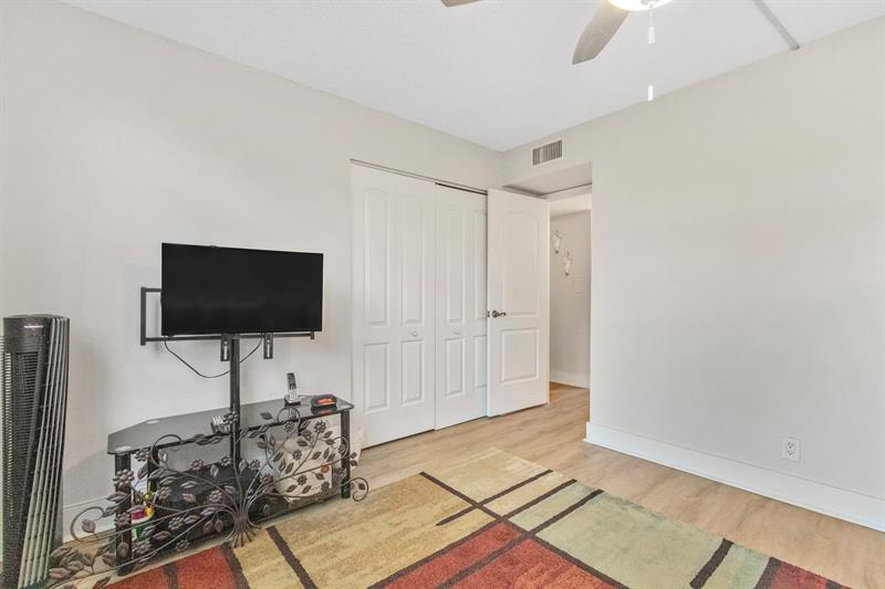 Image 21 of 60 For 6911 Environ Blvd  5j