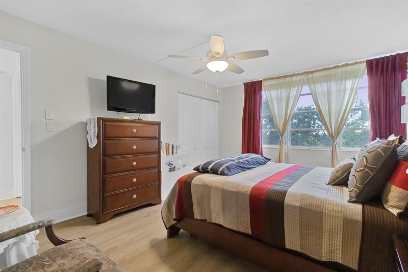 Image 24 of 60 For 6911 Environ Blvd  5j