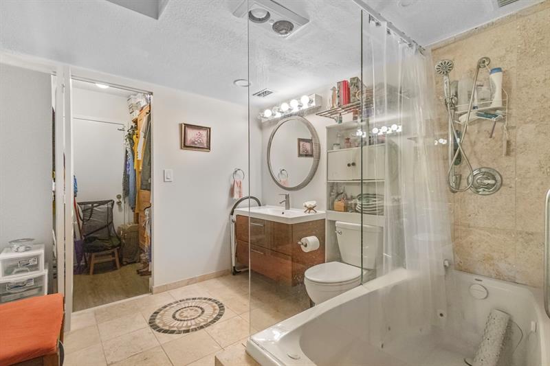 Image 26 of 60 For 6911 Environ Blvd  5j