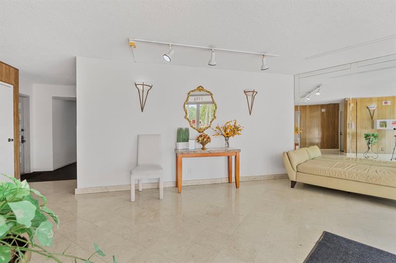 Image 31 of 60 For 6911 Environ Blvd  5j