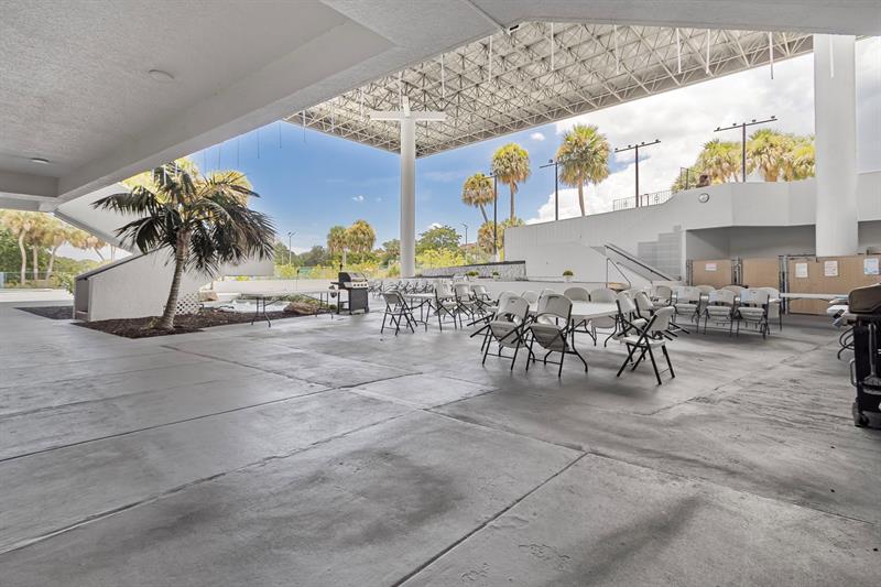 Image 33 of 60 For 6911 Environ Blvd  5j