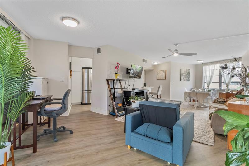 Image 8 of 60 For 6911 Environ Blvd  5j