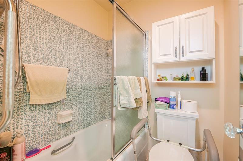 Image 17 of 28 For 5609 Hammock Ln  210