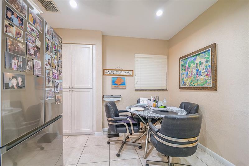 Image 19 of 28 For 5609 Hammock Ln  210