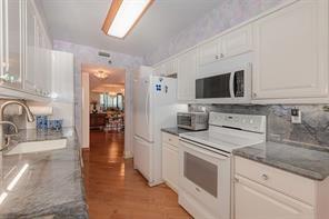 Image 6 of 30 For 3598 Yacht Club Dr  1402