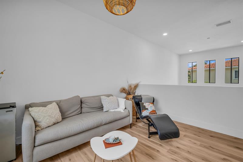 Image 33 of 45 For 2420 Venetian Way  2420