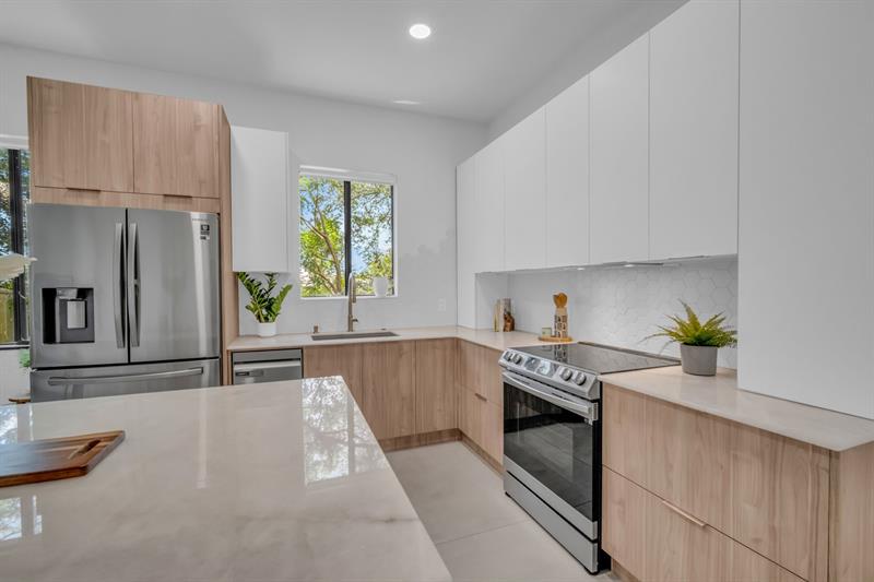 Image 4 of 45 For 2420 Venetian Way  2420