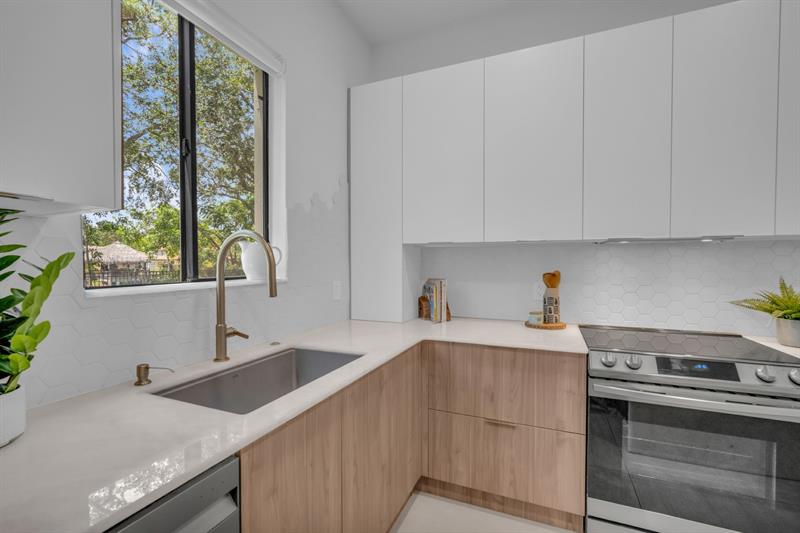 Image 5 of 45 For 2420 Venetian Way  2420