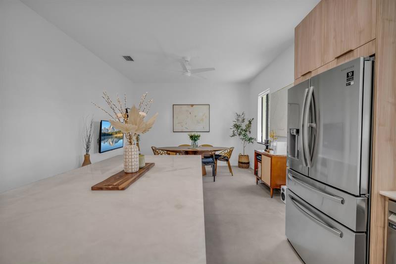 Image 6 of 45 For 2420 Venetian Way  2420