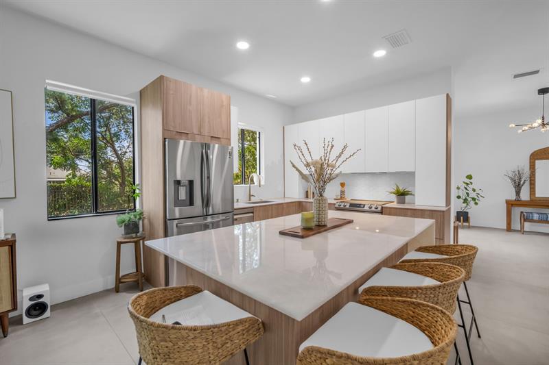 Image 7 of 45 For 2420 Venetian Way  2420