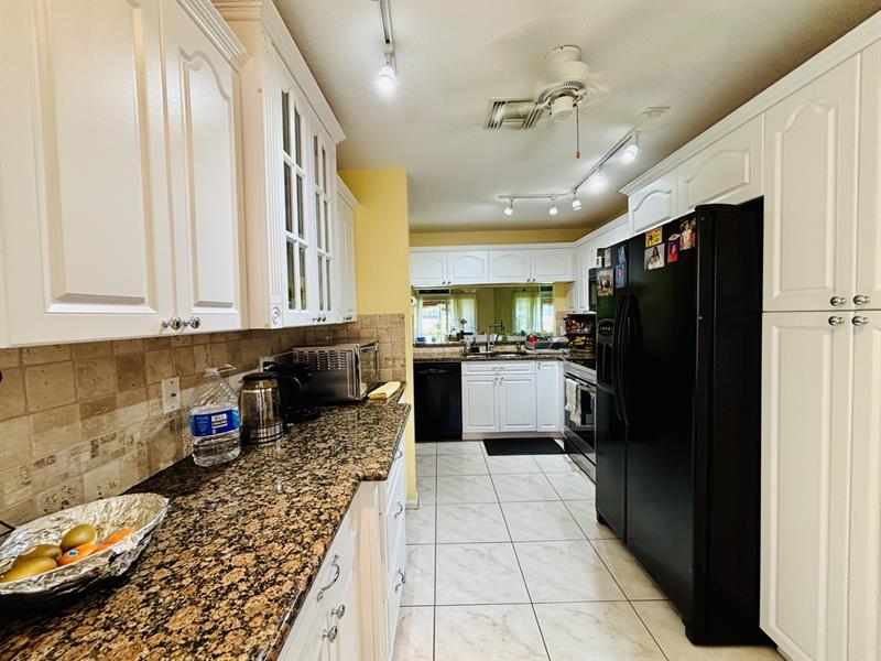 Image 9 of 28 For 7426 Pinewalk Dr  7426