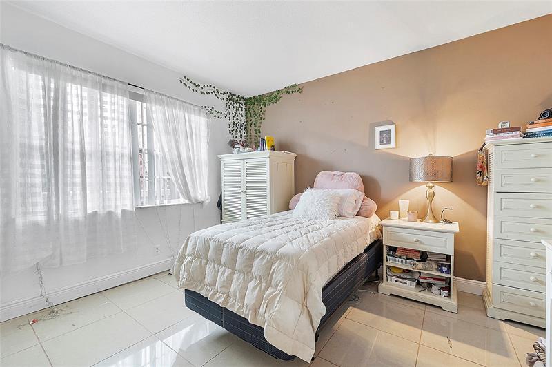 Image 11 of 13 For 2050 39th Street  N202