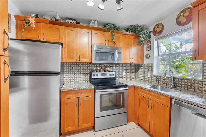 Image 3 of 13 For 2050 39th Street  N202