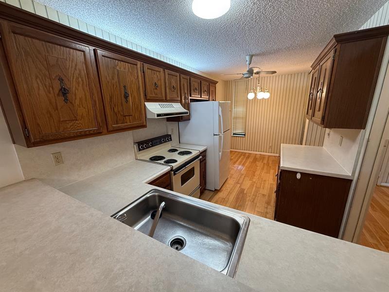 Image 6 of 46 For 6215 Coral Lake Dr  203