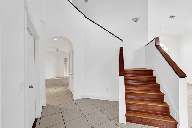 Image 11 of 66 For 10902 Tamoron Ln