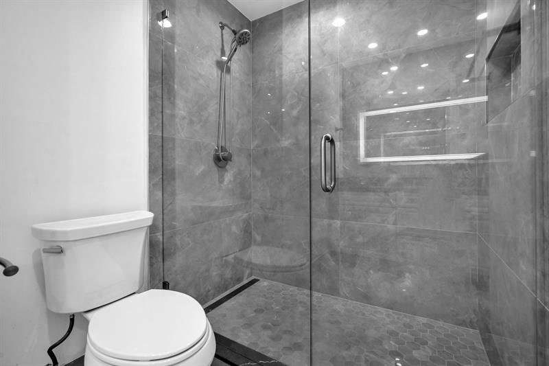 Image 21 of 36 For 3443 Laurel Oaks Ln  607