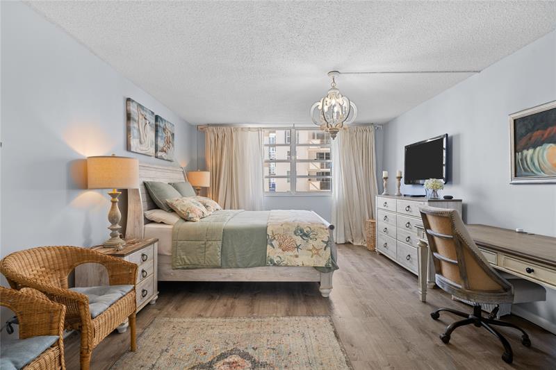 Image 11 of 33 For 1849 Ocean Dr  1112