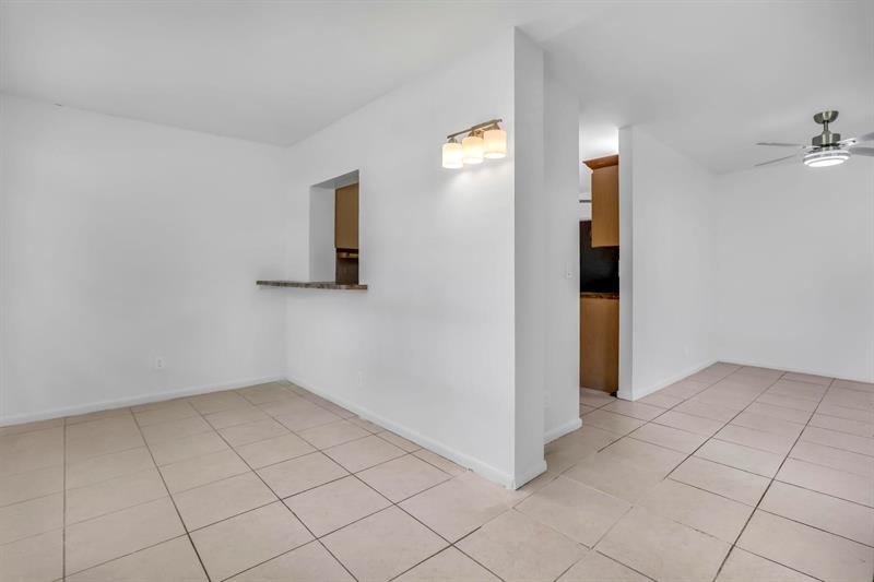 Image 11 of 40 For 17 Willowbrook Ln  204