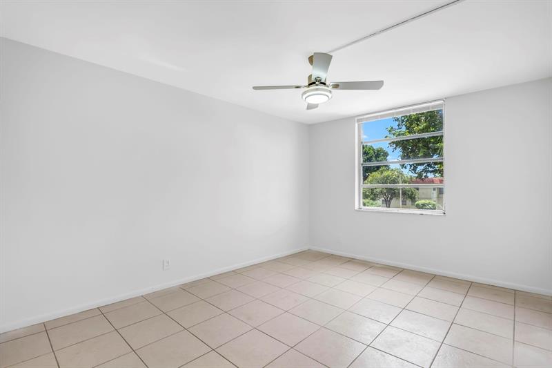 Image 20 of 40 For 17 Willowbrook Ln  204
