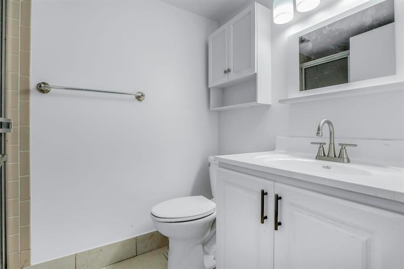 Image 22 of 40 For 17 Willowbrook Ln  204