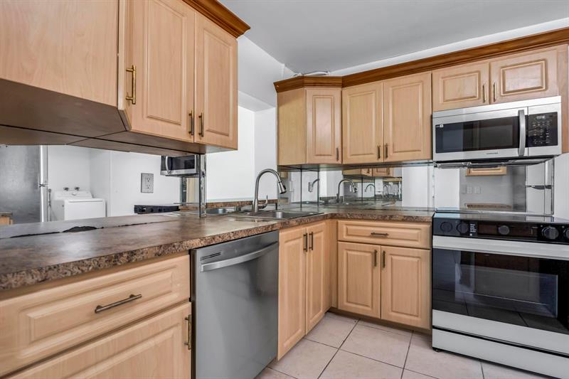 Image 3 of 40 For 17 Willowbrook Ln  204