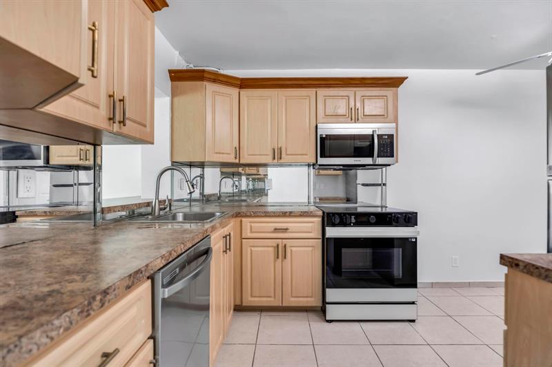 Image 4 of 40 For 17 Willowbrook Ln  204