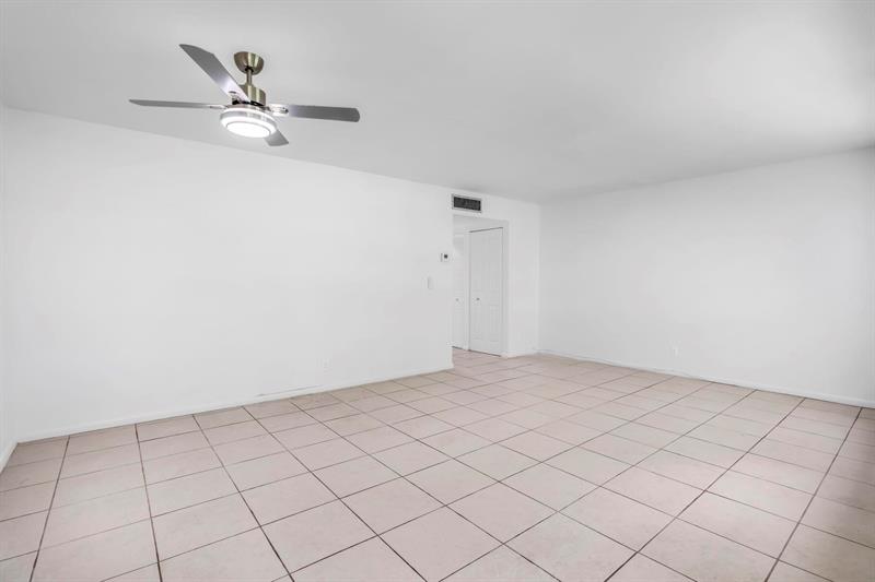 Image 9 of 40 For 17 Willowbrook Ln  204