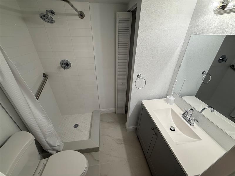 Image 8 of 9 For 4990 Sabal Palm Blvd  202