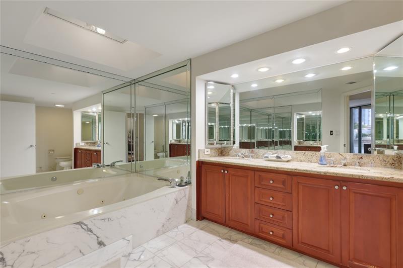 Image 15 of 37 For 20191 Country Club Dr  510