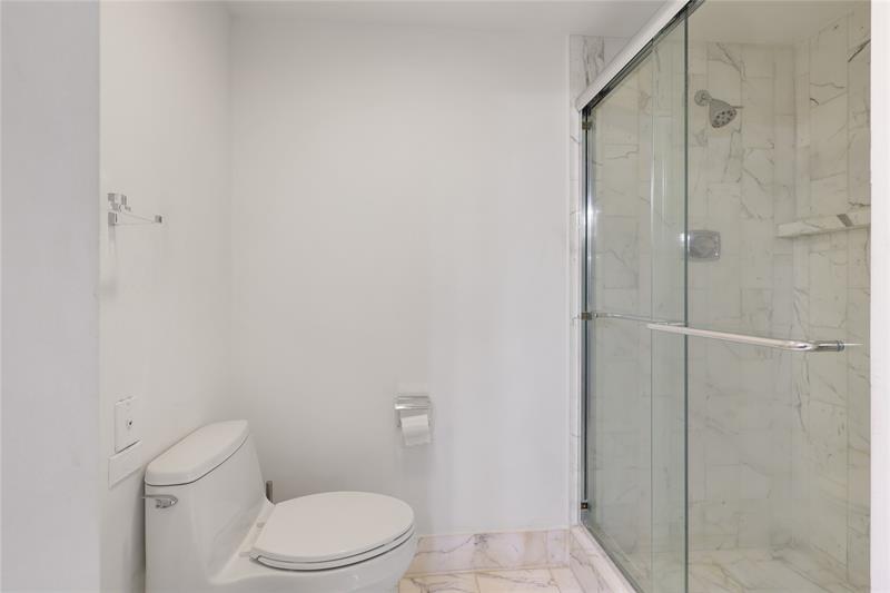 Image 17 of 37 For 20191 Country Club Dr  510