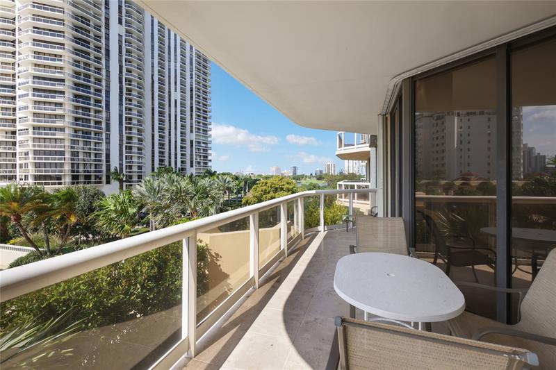 Image 22 of 37 For 20191 Country Club Dr  510