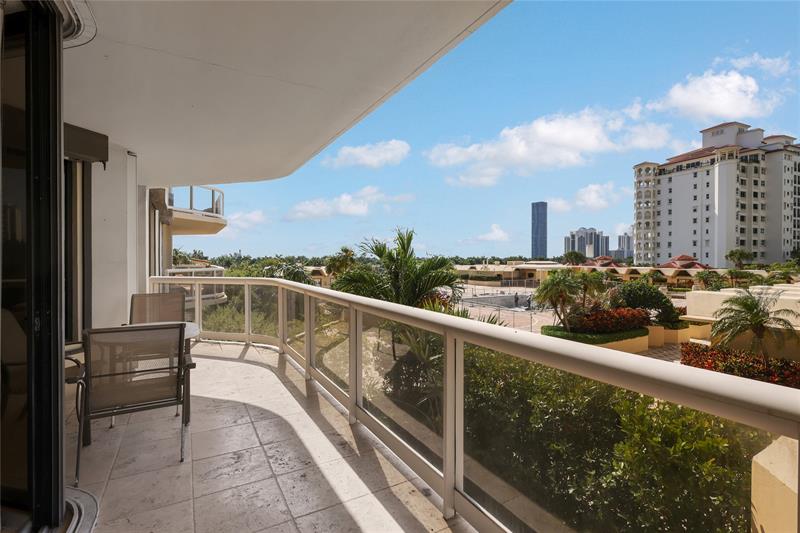 Image 25 of 37 For 20191 Country Club Dr  510