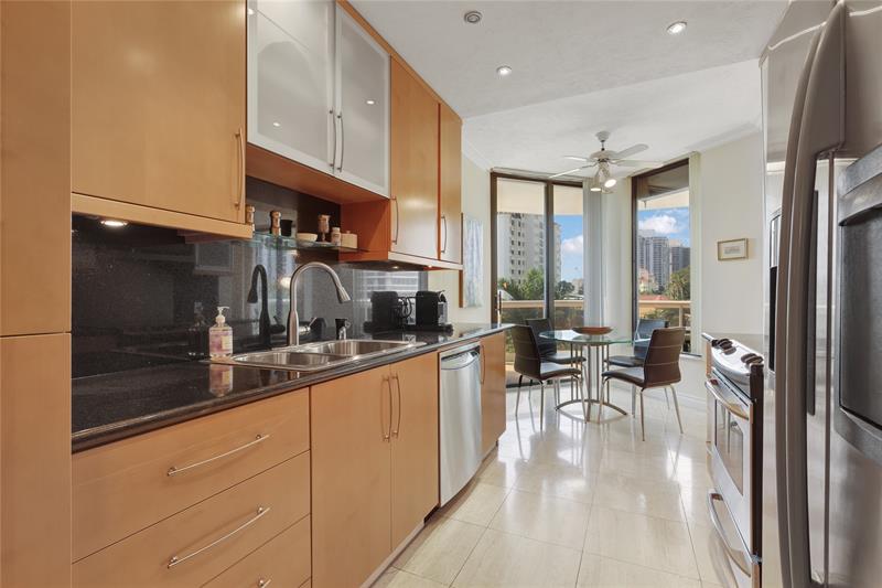 Image 4 of 37 For 20191 Country Club Dr  510