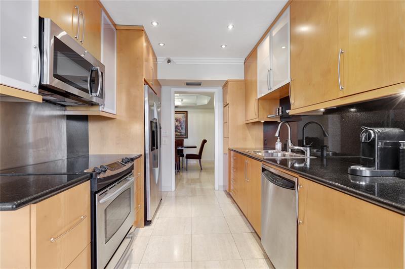 Image 5 of 37 For 20191 Country Club Dr  510