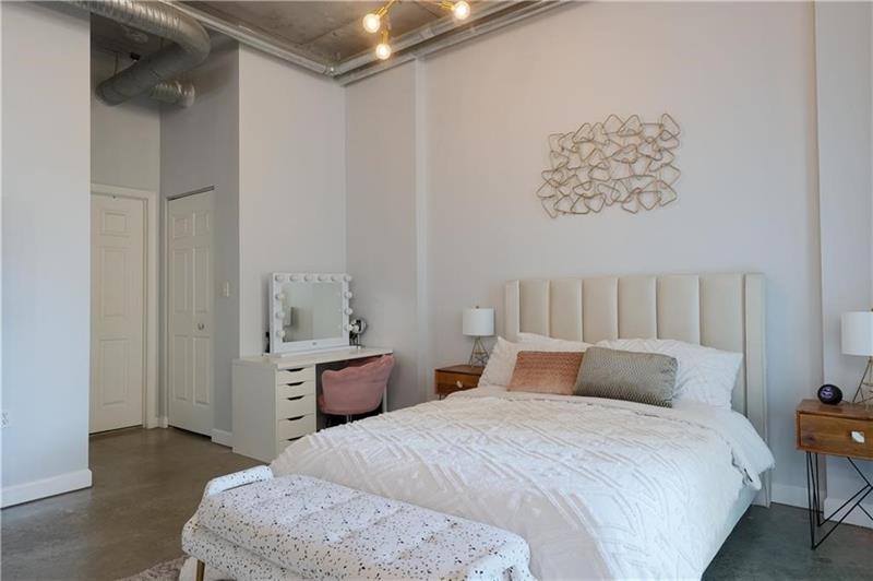 Image 13 of 29 For 2100 Van Buren St  308