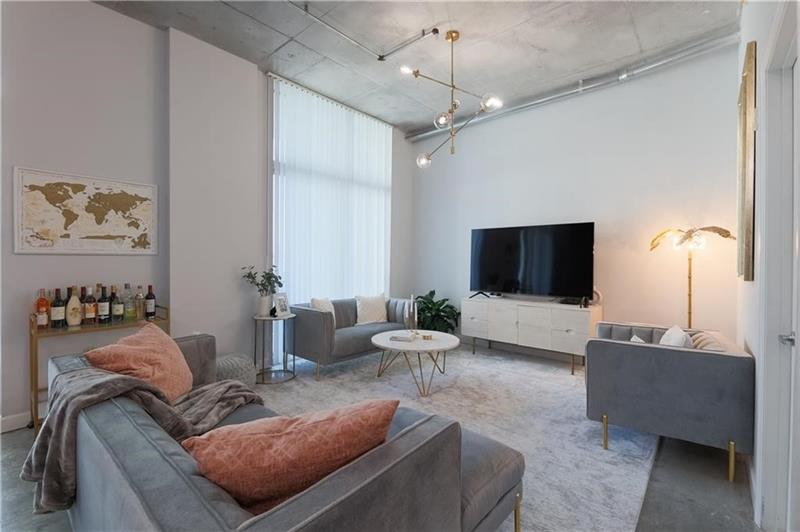 Image 18 of 29 For 2100 Van Buren St  308