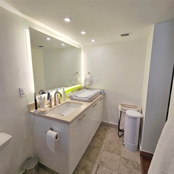 Image 16 of 28 For 2625 Collins Ave  1408