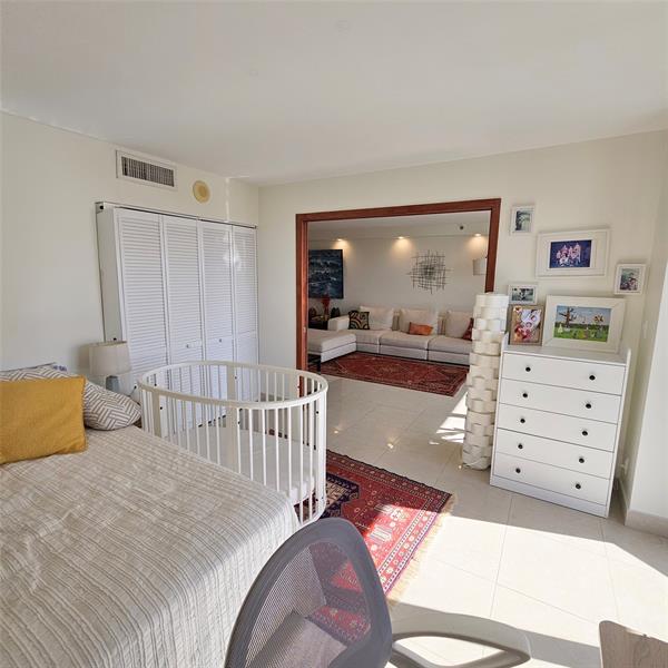Image 18 of 28 For 2625 Collins Ave  1408