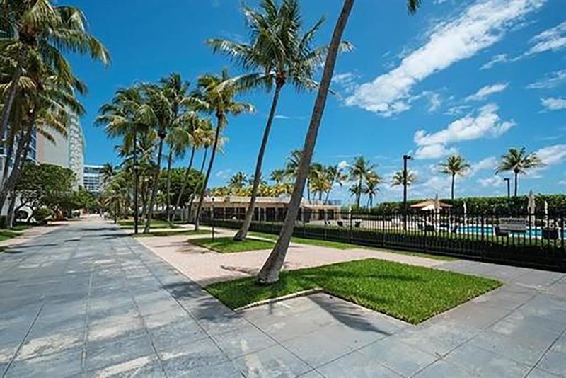 Image 22 of 28 For 2625 Collins Ave  1408