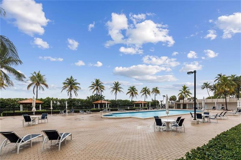Image 24 of 28 For 2625 Collins Ave  1408