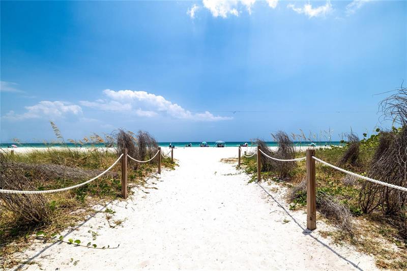 Image 4 of 28 For 2625 Collins Ave  1408