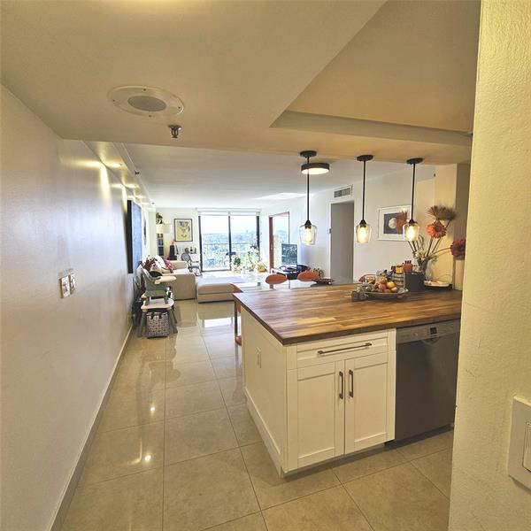 Image 6 of 28 For 2625 Collins Ave  1408